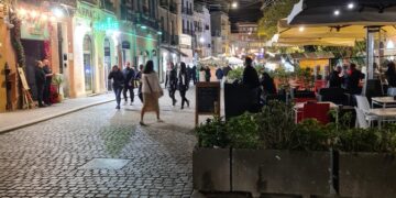 Cagliari, la beffa delle luminarie a metà da piazza Yenne al Corso: metà accese, metà spente