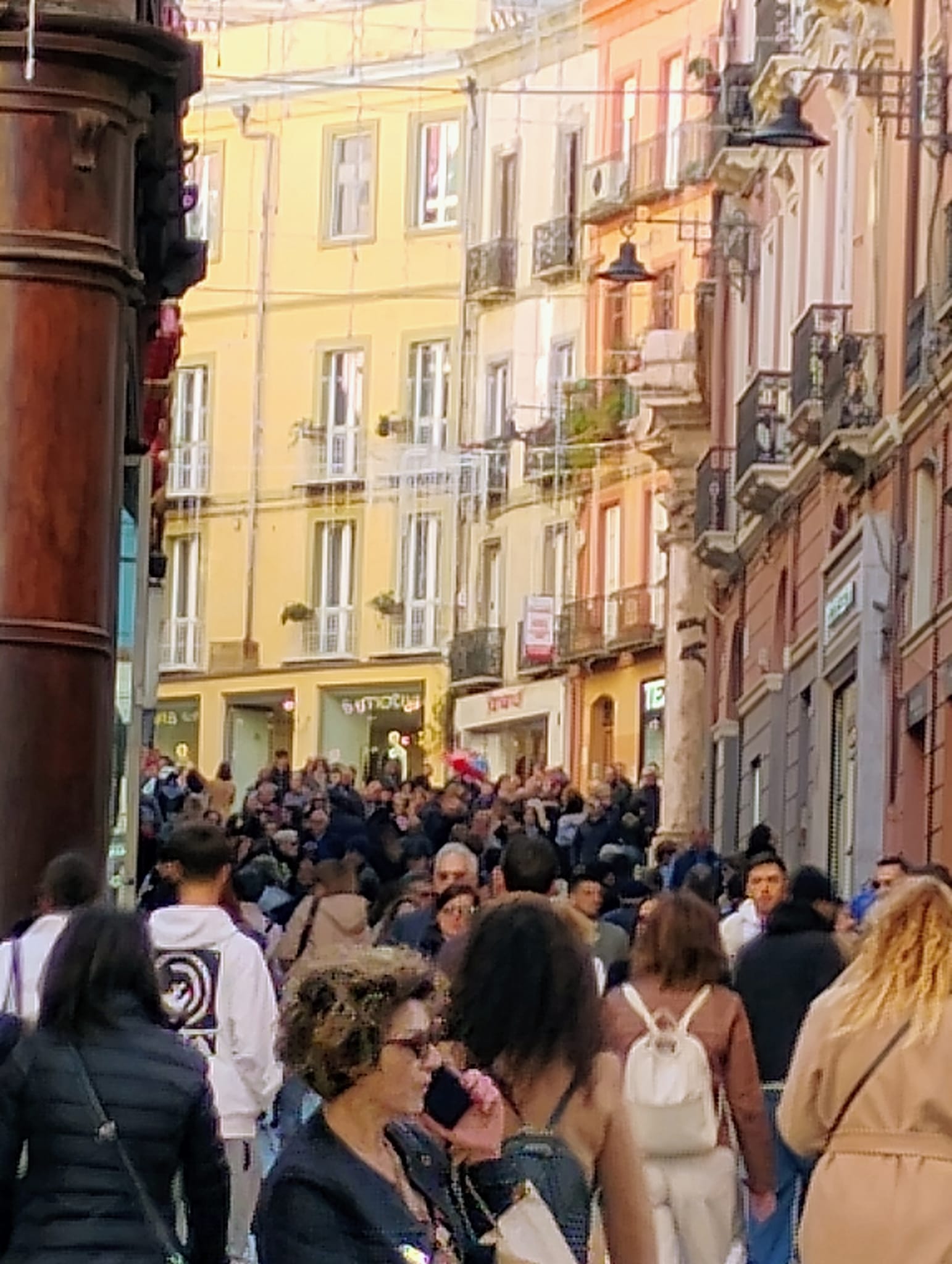 Cagliari, in via Manno tornano le storiche “vasche”: in centinaia a fare shopping a due passi dal Mercatino