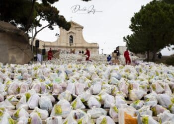 Cagliari, la magia del Miracolo di Natale ricomincia ancora: la scalinata di Bonaria imbiancata dai regali