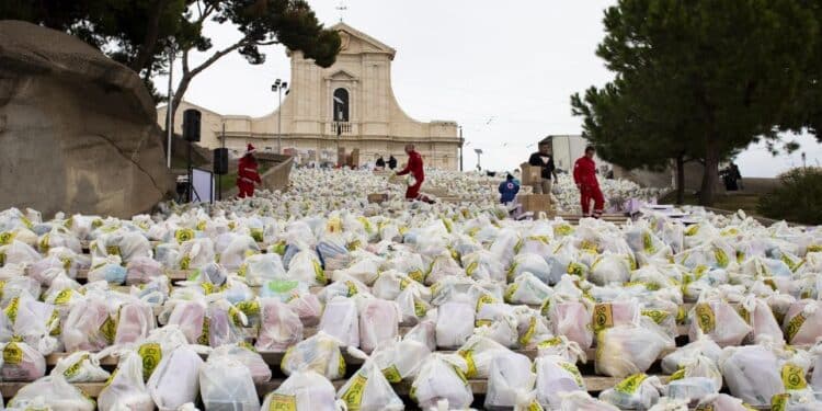 Cagliari, la magia del Miracolo di Natale ricomincia ancora: la scalinata di Bonaria imbiancata dai regali