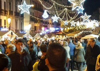 Cagliari, corsa all’ultimo minuto fra mercatini e vie dello shopping per i regali di Natale