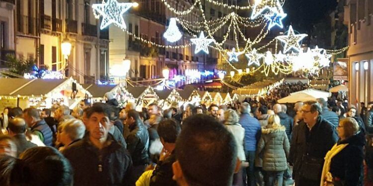 Cagliari, corsa all’ultimo minuto fra mercatini e vie dello shopping per i regali di Natale