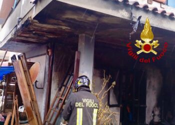 Quartu, fiamme altissime in una casa in via Ponza: i vigili del fuoco salvano un uomo di 52 anni