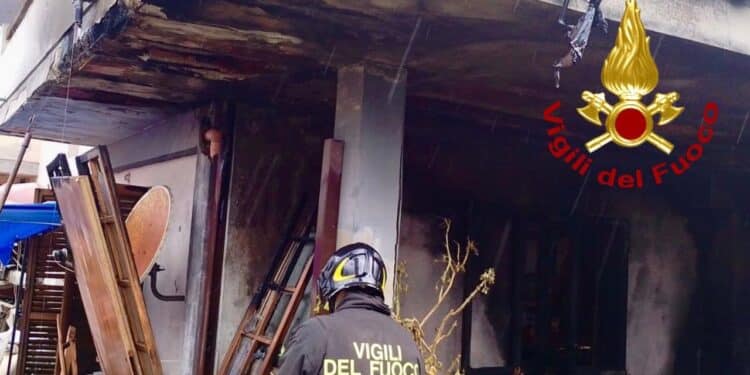 Quartu, fiamme altissime in una casa in via Ponza: i vigili del fuoco salvano un uomo di 52 anni