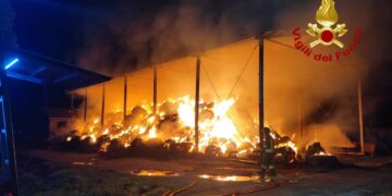 San Giovanni Suergiu, un incendio devasta una cooperativa agricola: coinvolti nel rogo anche due mezzi