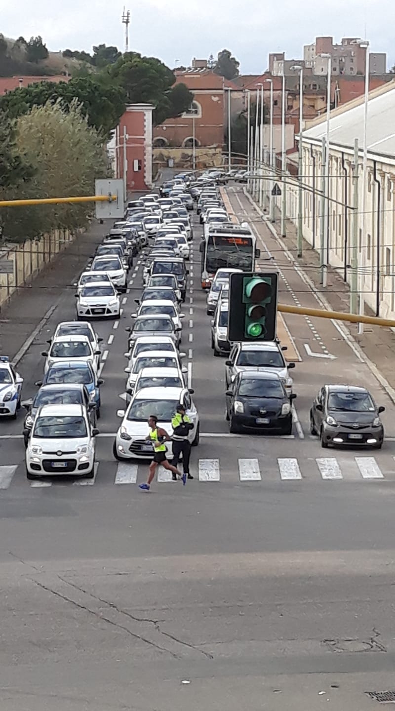 Maratona a Cagliari e traffico impazzito, esplode la polemica: “Commercianti penalizzati e viabilità nel caos”
