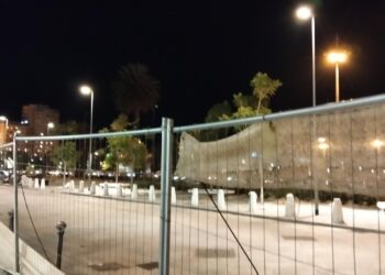 Via Roma accende le luci ma ancora non toglie i cancelli, il progetto divide Cagliari: la grande piazza non c’è