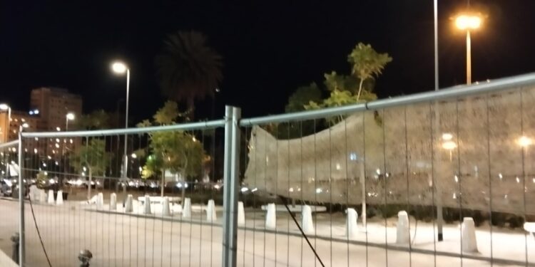 Via Roma accende le luci ma ancora non toglie i cancelli, il progetto divide Cagliari: la grande piazza non c’è