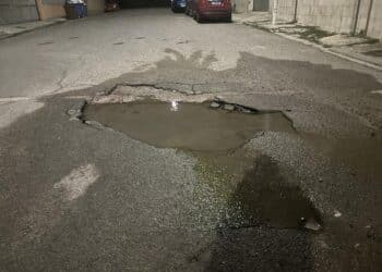 Pirri città delle voragini, proteste in via Duca di Genova: “Abbanoa, aspettiamo il morto?