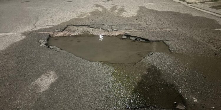 Pirri città delle voragini, proteste in via Duca di Genova: “Abbanoa, aspettiamo il morto?