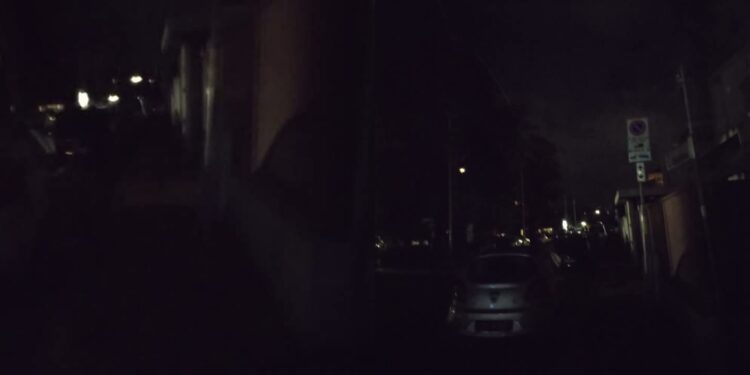 Cagliari, via Galvani da giorni al buio