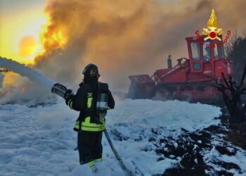 Selargius, impressionante incendio in una discarica di gomme sulla 387: coinvolta un’area di 2500 metri quadri
