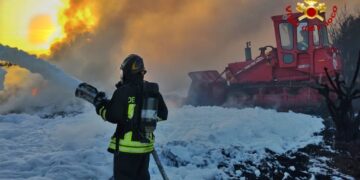 Selargius, impressionante incendio in una discarica di gomme sulla 387: coinvolta un’area di 2500 metri quadri