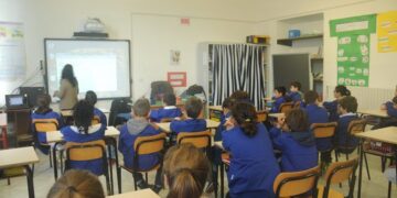 Assemini, bimbi al gelo durante le ore di lezione