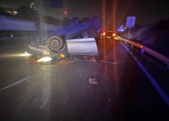 Statale 554, auto si ribalta paurosamente sulla carreggiata nella notte: al volante c’era una ragazza