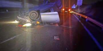 Statale 554, auto si ribalta paurosamente sulla carreggiata nella notte: al volante c’era una ragazza