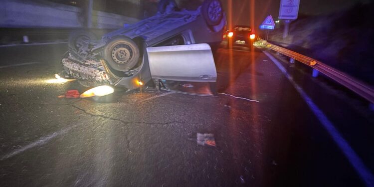 Statale 554, auto si ribalta paurosamente sulla carreggiata nella notte: al volante c’era una ragazza