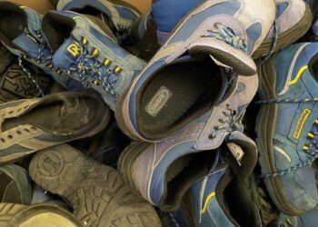 Le scarpe dei postini sardi diventano pavimenti per le aree giochi dei più piccoli