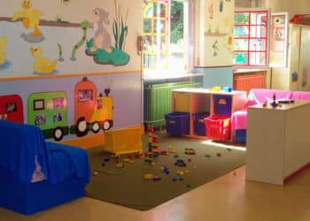 Ladri all’asilo a Sassari: cercano soldi, fuggono con un bottino di pannolini e merendine