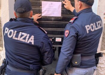 Vende alcolici a minorenni, chiuso per 5 giorni un mini market della Marina