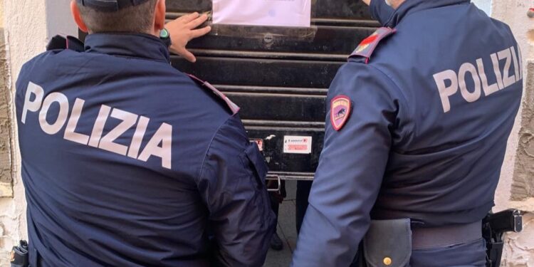 Vende alcolici a minorenni, chiuso per 5 giorni un mini market della Marina