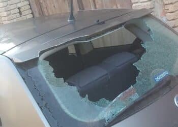 Villasor, sfonda il vetro di un’auto saltandoci sopra: “Ha chiesto scusa”