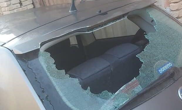 Villasor, sfonda il vetro di un’auto saltandoci sopra: “Ha chiesto scusa”