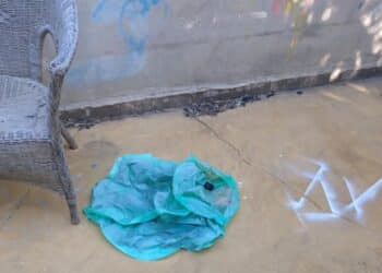 Ussana, lanterna cinese atterra dentro il cortile di una casa e sfiora  una vecchia sedia in vimini