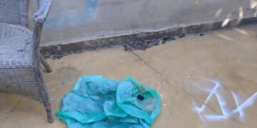 Ussana, lanterna cinese atterra dentro il cortile di una casa e sfiora  una vecchia sedia in vimini