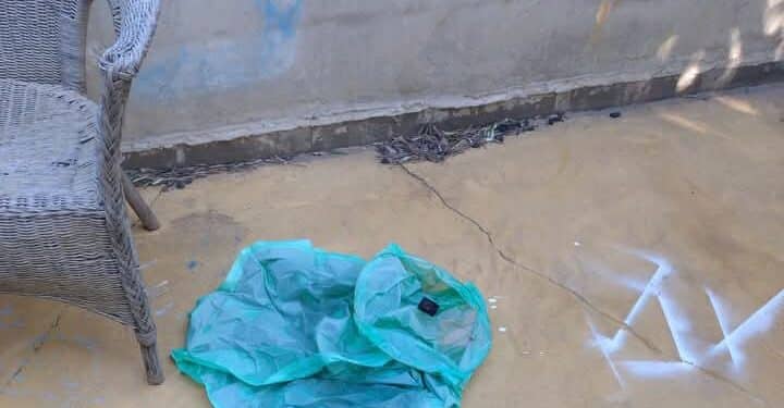 Ussana, lanterna cinese atterra dentro il cortile di una casa e sfiora  una vecchia sedia in vimini