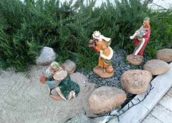 Vallermosa, vergogna: raid nel presepe di via La Pace, statue rubate e sigarette spente sulle decorazioni