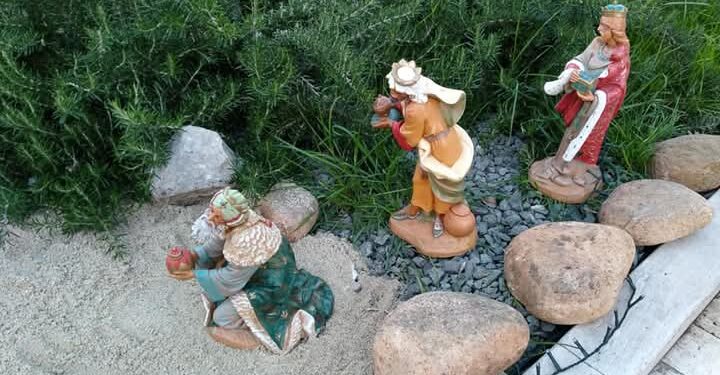 Vallermosa, vergogna: raid nel presepe di via La Pace, statue rubate e sigarette spente sulle decorazioni