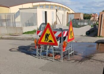 Ennesima perdita d’acqua a Capoterra, lo spreco da un mese in via Siena