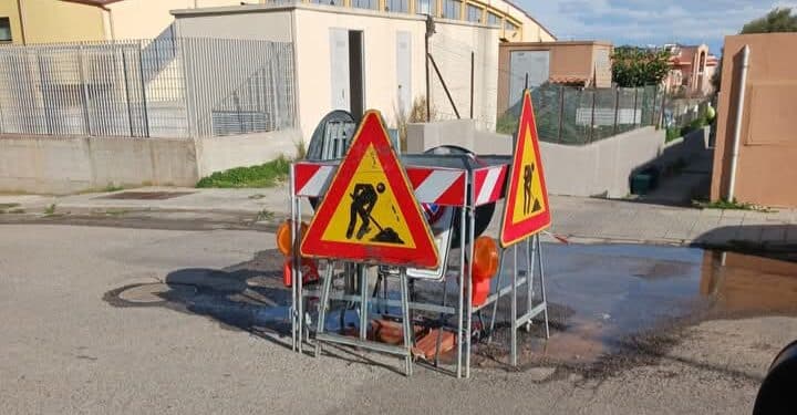 Ennesima perdita d’acqua a Capoterra, lo spreco da un mese in via Siena