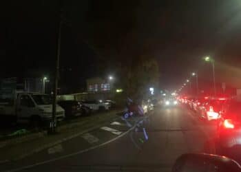 Delirio a Cagliari, auto in panne in via Mercalli: “Sequestrati per 30 minuti. Un ingorgo”