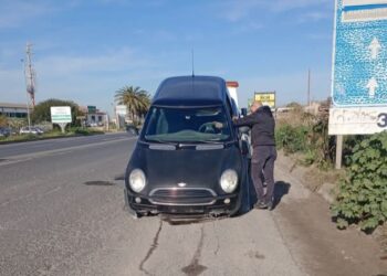 Quartu: ciclista taglia la strada sulla Ss 554, donna si schianta con l’auto su un muretto