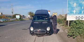 Quartu: ciclista taglia la strada sulla Ss 554, donna si schianta con l’auto su un muretto