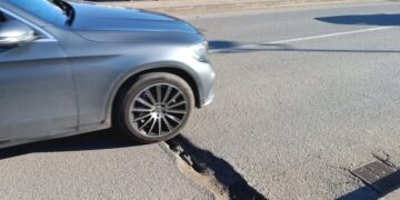 Voragine sul ponte San Pietro a Sestu, situazione “sempre più critica per i veicoli che vi transitano”