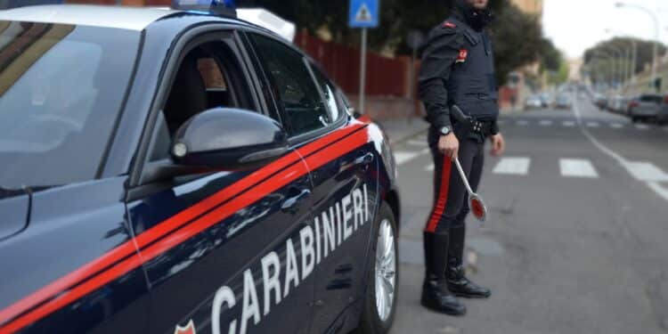 Follia a Iglesias: appicca il fuoco all’auto del fratello, poi tenta di distruggerla col piccone