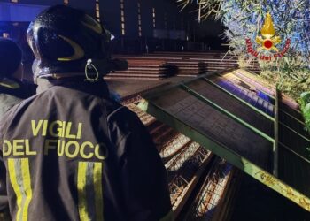 Operaio schiacciato da un cancello a San Sperate, i soccorsi nella notte