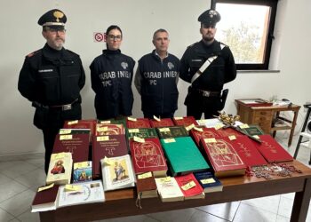 Furto di libri, statue e oggetti sacri a Sant’Antioco: denunciato un cagliaritano