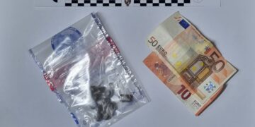 Spaccio in piazza del Carmine a Cagliari: denunciato un senegalese, ferito un poliziotto