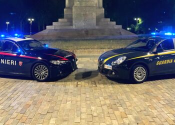 Cagliari, due militari e un passante salvano due senzatetto da un incendio in via Roma