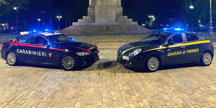 Cagliari, due militari e un passante salvano due senzatetto da un incendio in via Roma