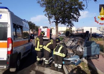 Capoterra, 84enne impatta sulla rotatoria sulla Sp 91 e l’auto si ribalta
