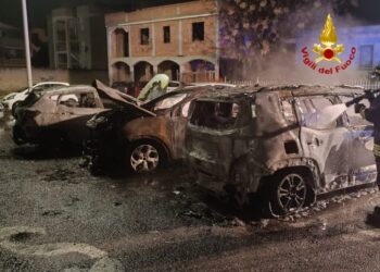 Monserrato, notte di paura in via Monte Arci: 4 auto bruciate