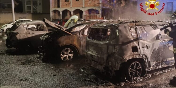 Monserrato, notte di paura in via Monte Arci: 4 auto bruciate