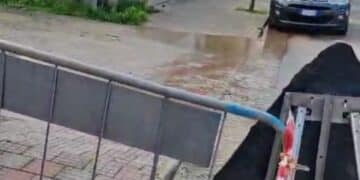 Sestu, ingente perdita d’acqua in via Bologna: allagate le cantine di un condominio