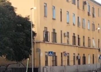 Cagliari: nel quartiere di Is Mirrionis lampioni accesi h 24 da settembre, l’indignazione di una residente: “Spreco assurdo”