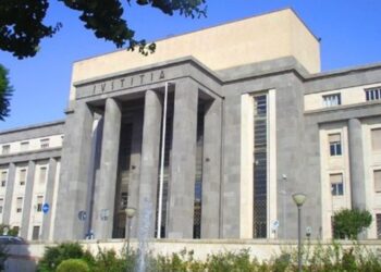 Cagliari, incubo finito per una giovane madre: assolta dall’accusa di maltrattare le sue figlie